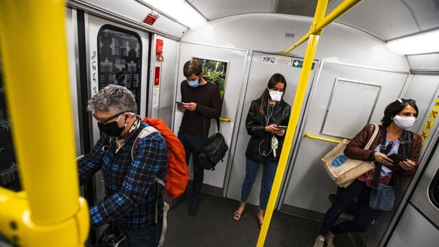 Берлинский транспортный оператор попросил пассажиров не пользоваться дезодорантом — чтобы бороться с теми, кто не носит защитные маски