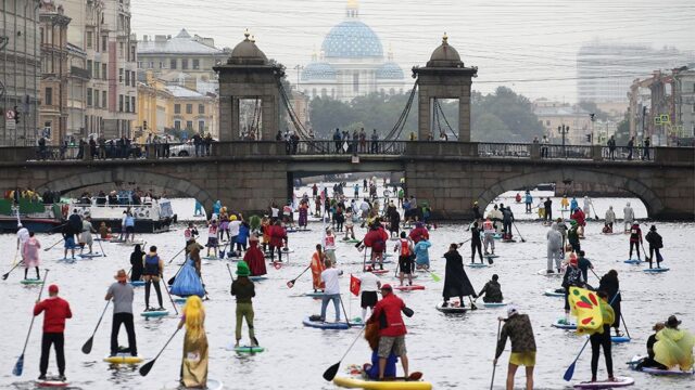 По центру Петербурга проплыли 500 людей на серфах