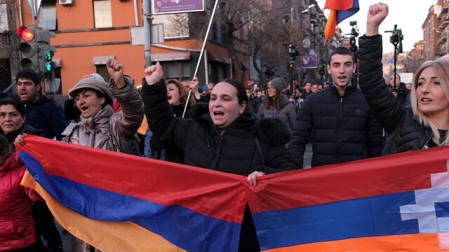 Противники Пашиняна проникли в здание правительства Армении
