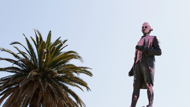 В Австралии аборигены облили краской статую Джеймса Кука