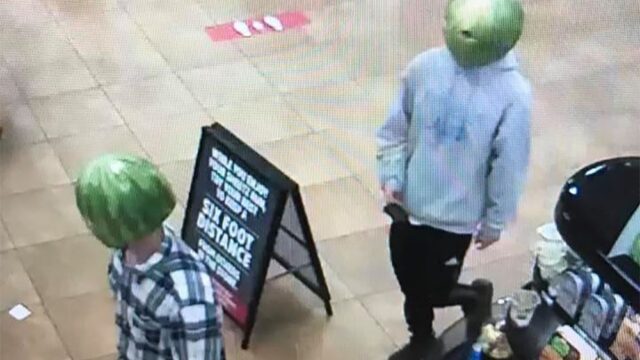 «Инновационно, но глупо»: в США преступники ограбили магазин, надев на голову арбузы