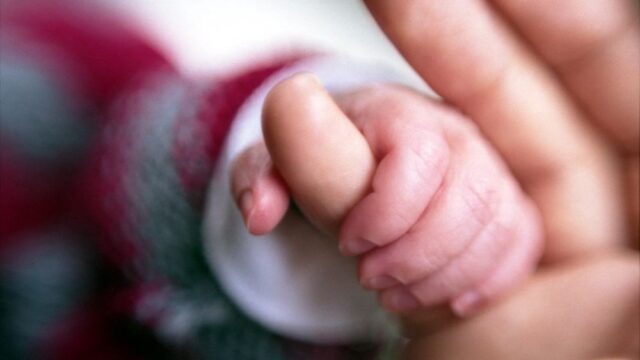 В США женщина впервые родила после трансплантации матки от умершего донора