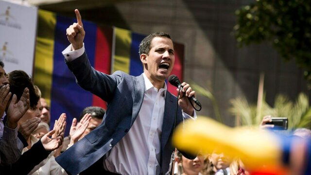 В Венесуэле лидер оппозиции Хуан Гуайдо объявил себя временным президентом