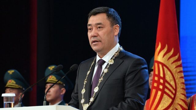 Президент Киргизии самоизолировался, чтобы попасть в Россию