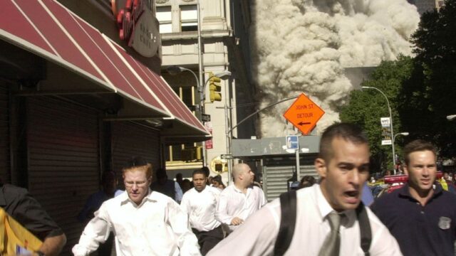 «Кусок стальной конструкции снес мне затылочную кость»: пережившие 9/11 вспоминают день теракта