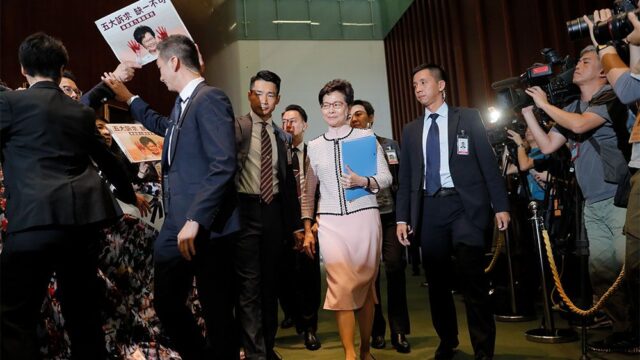 В Гонконге оппозиционные депутаты сорвали ежегодное обращение главы администрации города к парламенту