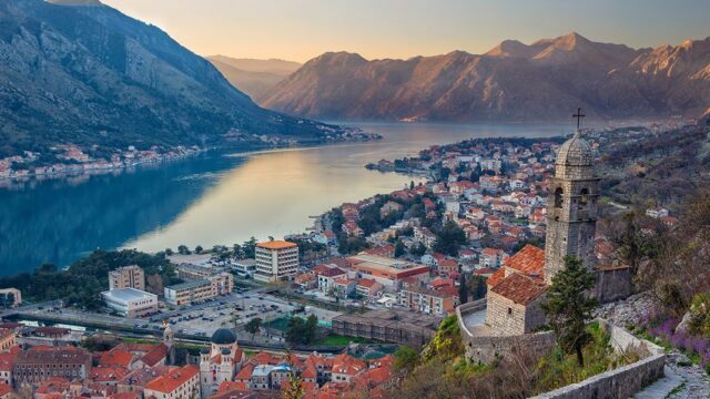 Власти Черногории раскрыли имена россиян с «золотыми паспортами»