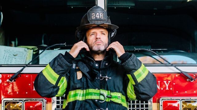 Почти 10 тысяч невакцинированных пожарных и полицейских Нью-Йорка отстранили от работы