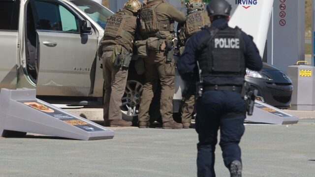 В Канаде мужчина переоделся в полицейского и убил не меньше 16 человек