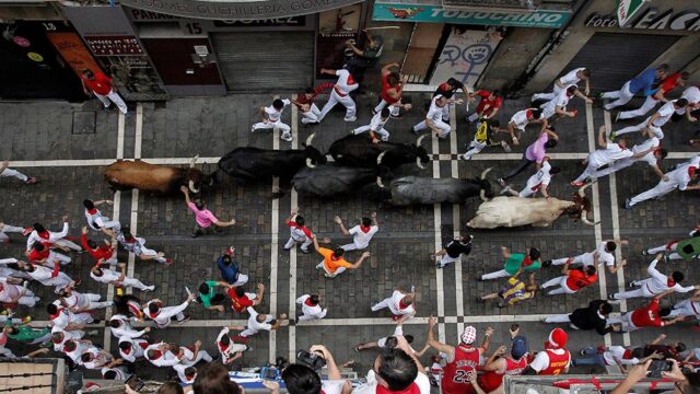 В Испании прошли традиционные забеги с быками: фотогалерея