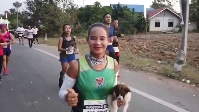 Участница марафона подобрала на дороге щенка и пробежала с ним на руках 30 километров