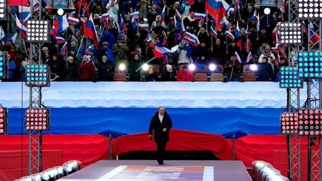 «Крымчане поставили жесткий барьер нацистам». Путин выступил на концерте-митинге в Лужниках