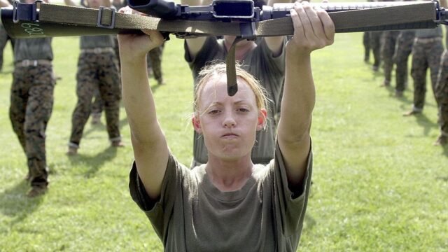 Женщинам в армии США разрешат носить хвосты и сережки и красить губы