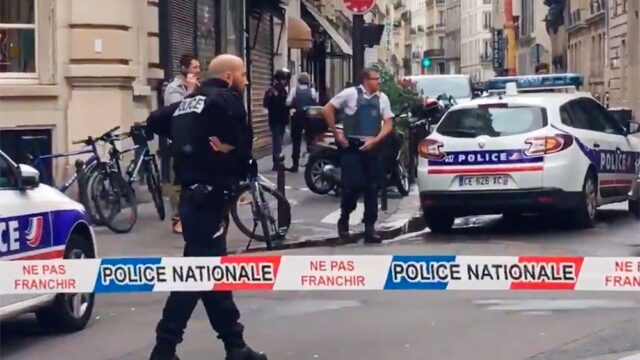 В Париже мужчина взял в заложники нескольких человек