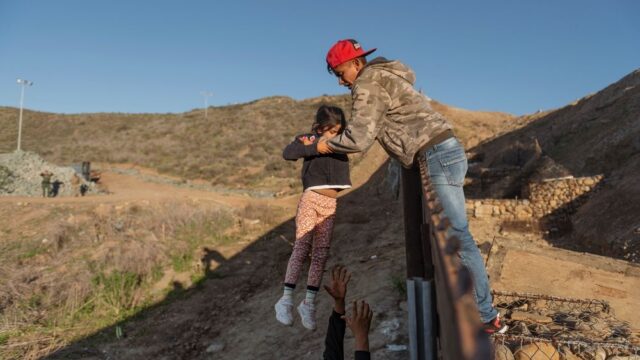 AP: семьи разделенных мигрантов требуют миллионы долларов от федеральных ведомств США