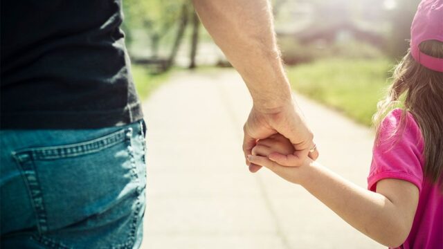 Верховный суд Австралии признал донора спермы законным отцом девочки и запретил родителям вывозить ее из страны
