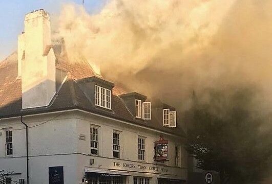 Крупный пожар охватил трехэтажный ресторан в центре Лондона