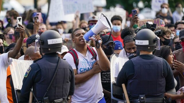 В Висконсине прошли протесты после того, как полицейские стреляли в темнокожего