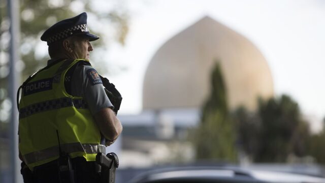 Полиция Новой Зеландии предъявила обвинения в терроризме Брентону Тарранту, который напал на мечети