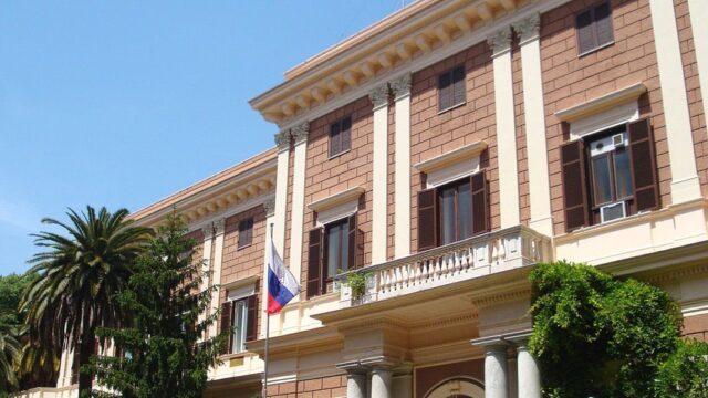Италия высылает двух сотрудников посольства России