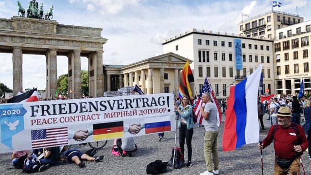 В Берлине вышли на демонстрацию противники коронавирусных ограничений: фотогалерея
