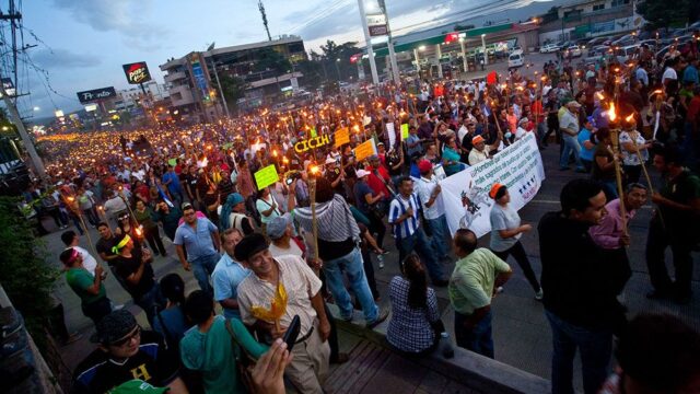 Гондурас попросил «караван мигрантов» вернуться из США после того, как Трамп пригрозил лишить его финансовой помощи