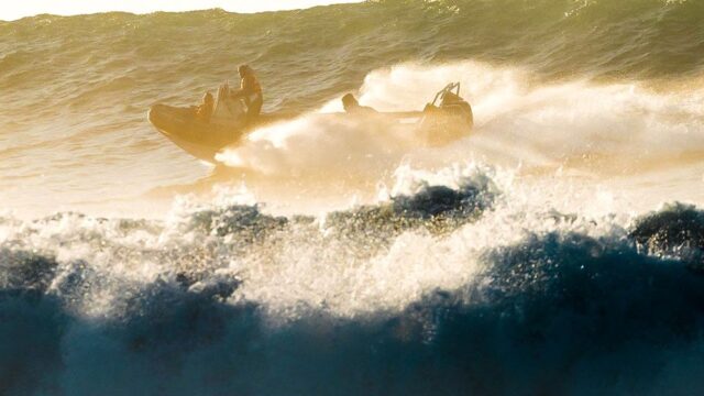 Спасательная лодка прокатилась на волнах на соревновании по серфингу в ЮАР