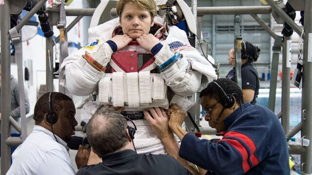 NASA отменило первый в истории выход двух женщин в открытый космос, потому что им не хватило нужных скафандров
