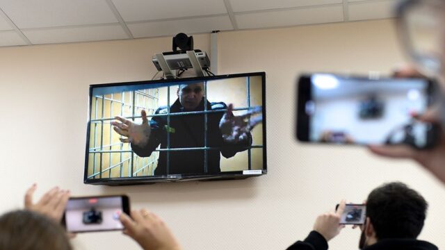 «Тюрьма в тюрьме»: Навальный дал интервью журналу Time