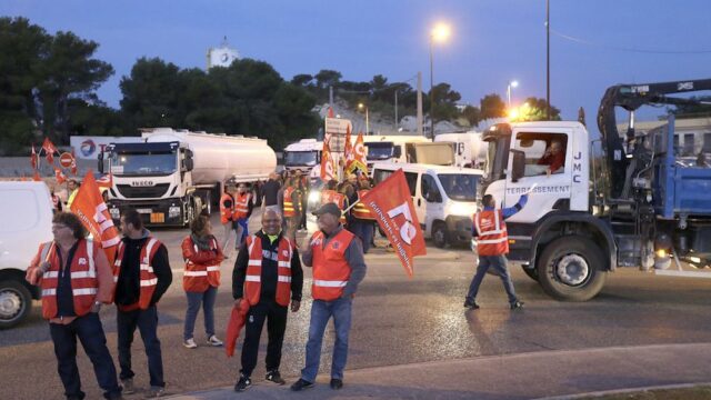 Во Франции дальнобойщики перекрыли магистрали из-за трудовой реформы Макрона