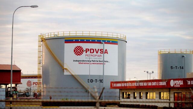 Reuters: Газпромбанк заморозил счета нефтяной госкомпании Венесуэлы, чтобы не попасть под санкции США