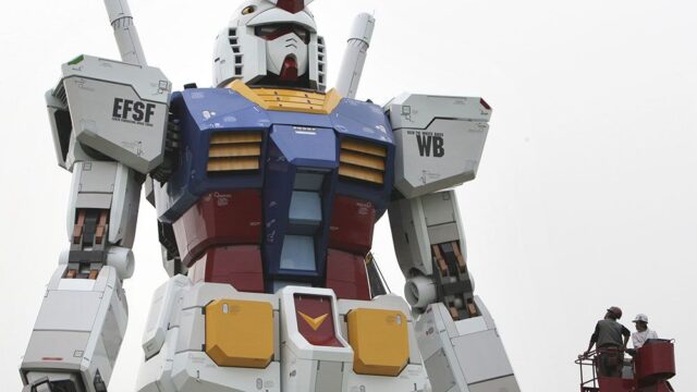В Японии построили 18-метрового человекоподобного робота-меху. Он немного прогулялся по Иокогаме