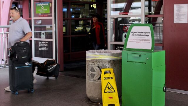 В аэропорту Лас-Вегаса поставили контейнеры, в которых можно оставить марихуану перед вылетом