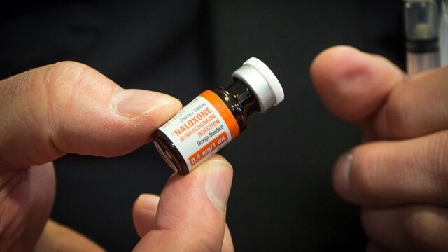 Главный хирург США призвал граждан носить с собой препарат от передозировки опиоидами
