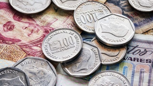 Венесуэльская валюта обрушилась за неделю на 80 процентов