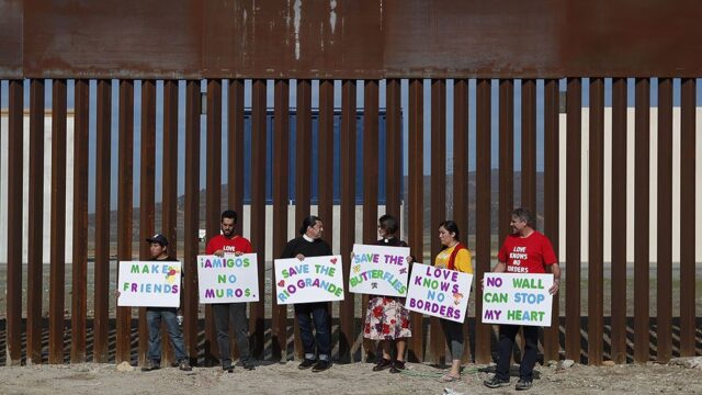 Палата представителей США согласилась выделить $5,7 млрд на строительство стены на границе с Мексикой