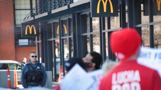 В Мичигане пятилетний мальчик попытался сделать заказ в «Макдоналдс» через 911: доставку сделал полицейский
