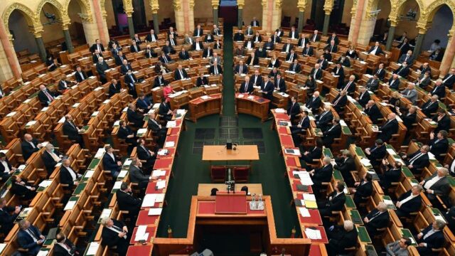 Парламент Венгрии принял закон, который фактически запрещает усыновление детей однополыми парами