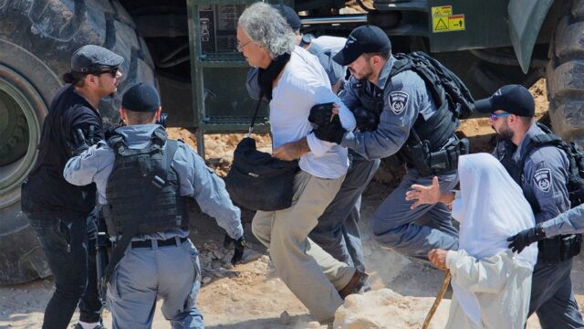 В Израиле задержали профессора из США, который хотел помешать снести арабскую деревню