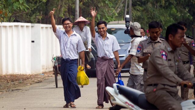 Власти Мьянмы освободили двоих журналистов Reuters, которые провели в тюрьме больше 500 дней