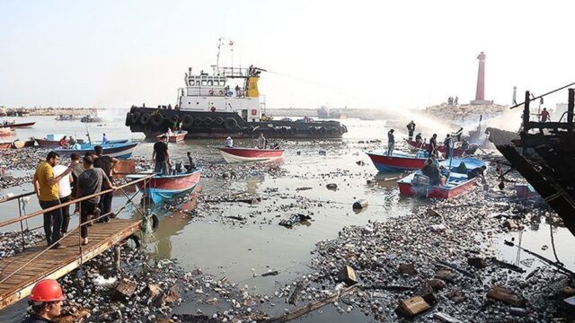 В иранском порту сгорели 25 судов. Очевидцы сняли это на видео