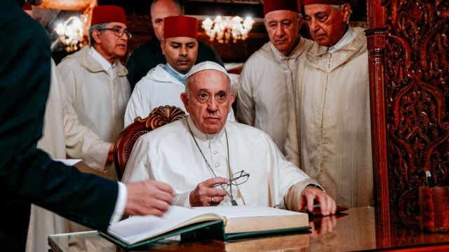 Папа Римский Франциск: политики, которые хотят строить стены, рискуют сами стать их узниками