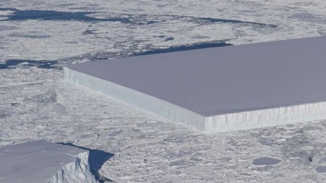 В Антарктиде нашли прямоугольный айсберг