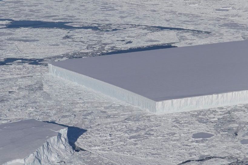 В Антарктиде нашли прямоугольный айсберг