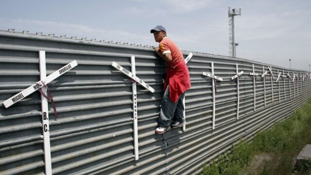 В США выбрали компании, которые построят прототипы стены на границе с Мексикой