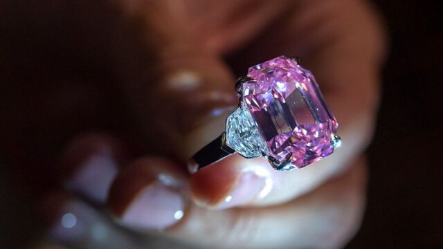 Розовый бриллиант продали с аукциона по рекордной цене за карат