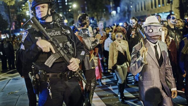 Рядом с местом теракта в Нью-Йорке прошел парад в честь Хэллоуина. Фоторепортаж