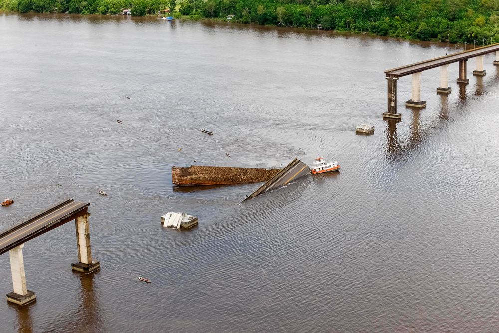 В Бразилии обрушился мост, после того как в его опору врезалось небольшое судно