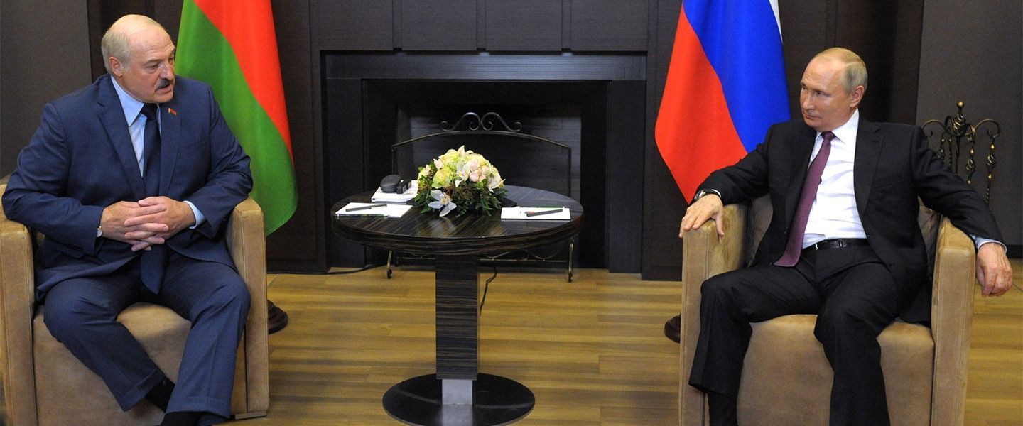 Лукашенко рассказал о документах, которые он взял на встречу с Путиным
