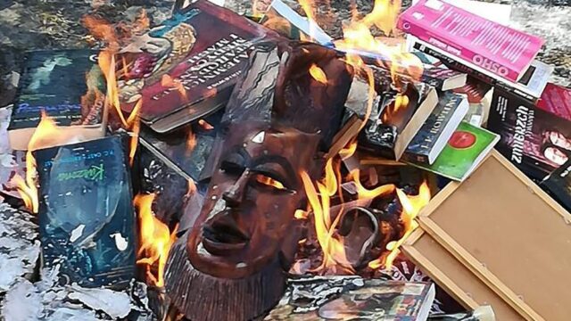 В Польше католические активисты устроили публичное сожжение книг о Гарри Поттере, вампирах и оборотнях